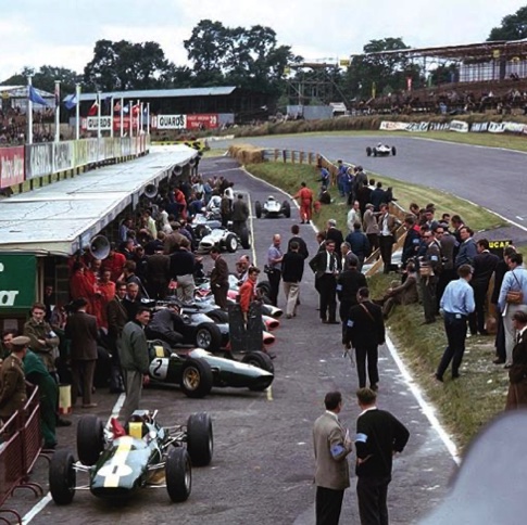 Pit lane Brands Hatch Pendant les essais du GP de Grande Bretagne Pit lane Brands Hatch Pendant les essais du GP de Grande Bretagne